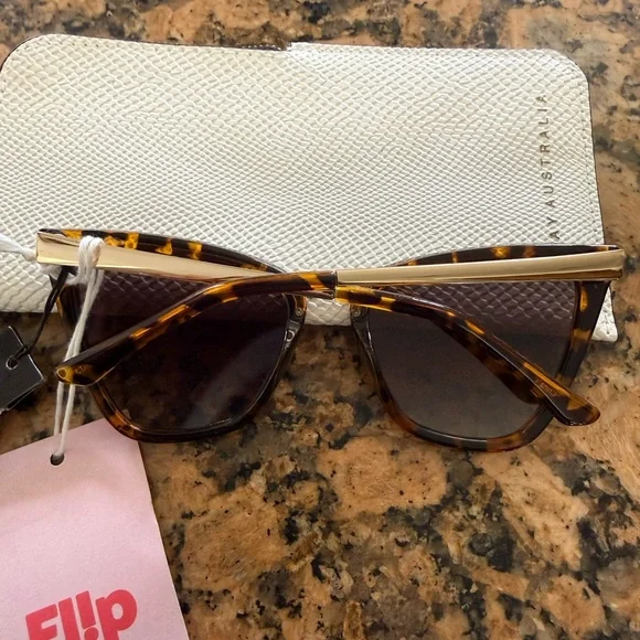 Quay Reina Cat Eye Sunglasses - Picture 3 of 5